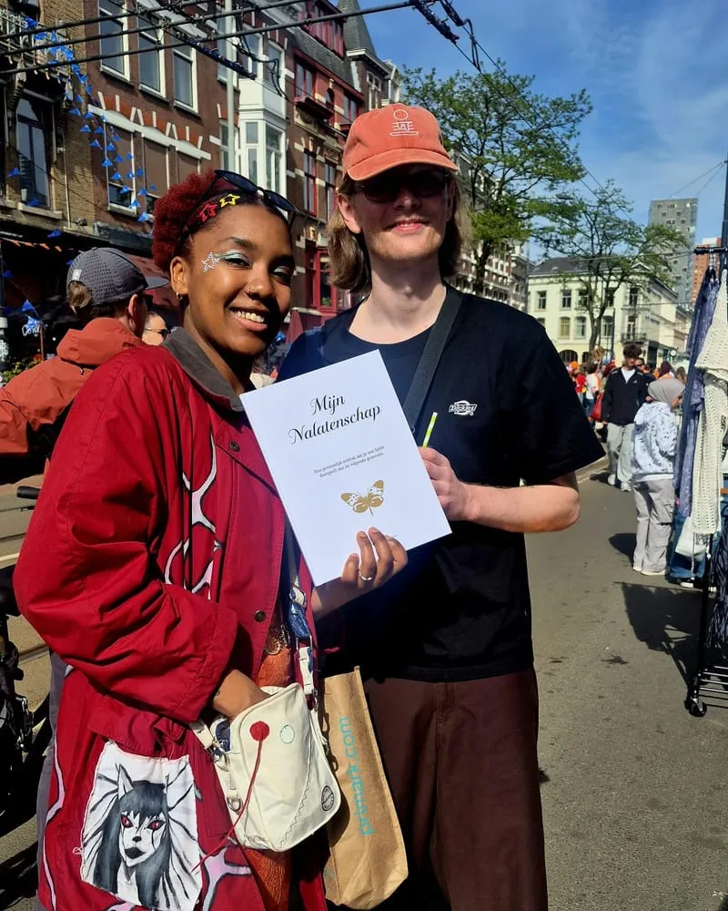 Lezer met het boek Mijn Nalatenschap
