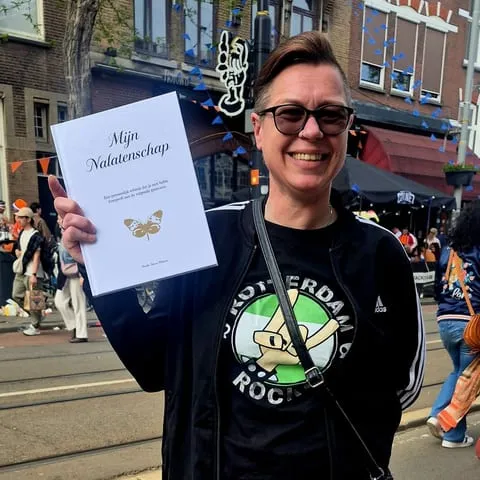 Lezer met het boek Mijn Nalatenschap